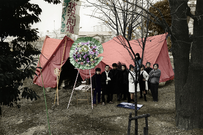 既成の劇場に頼らず、紅テントで神出鬼没に演劇空間を作る唐の芝居は、国境や時空を軽やかに越えていく。