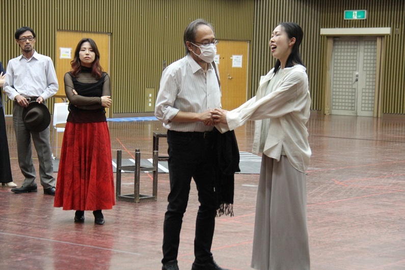 『カルメン』立稽古　ダンカイロ服部英生、カルメン糀谷栄里子、ドン・ホセ小餅谷哲男、ミカエラ中西千尋（左より）