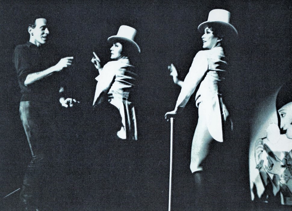 〈ナウアデイズ〉のナンバーをリハーサル中の草笛（中央）と、ヴェルマ役の上月晃。左端が、演出・振付家のジーン・フット