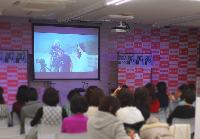 開演前のイベント会場ではミュージックビデオのメイキング映像が流れた