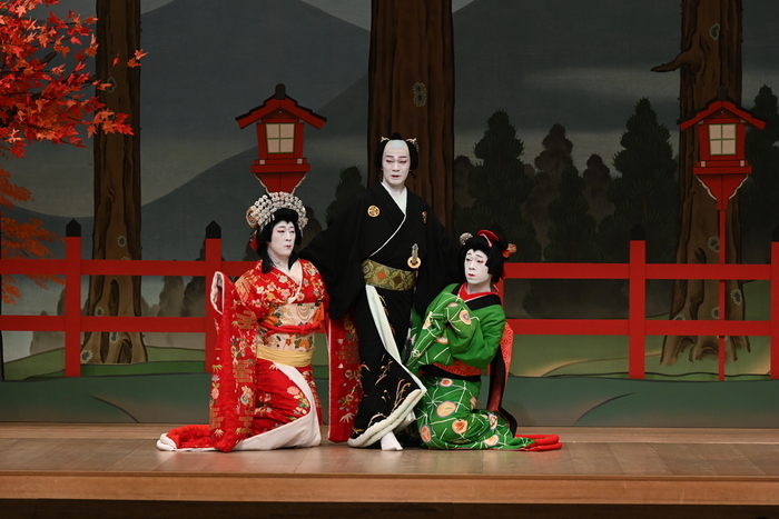 『願絲縁苧環』より　左から片岡りき彌の橘姫、片岡千次郎の求女、上村吉太朗のお三輪