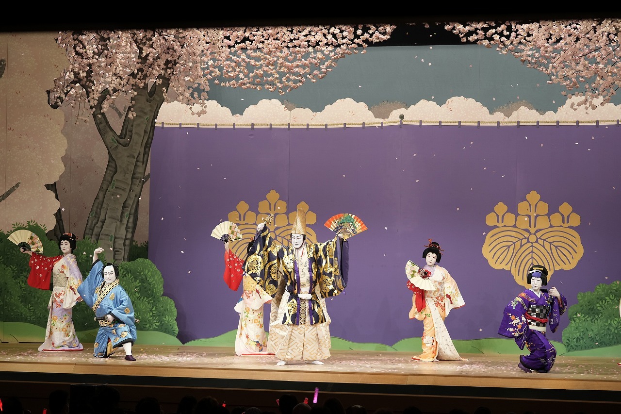 『萬代春歌舞伎踊』左から澤村國矢、中村獅童、中村蝶紫