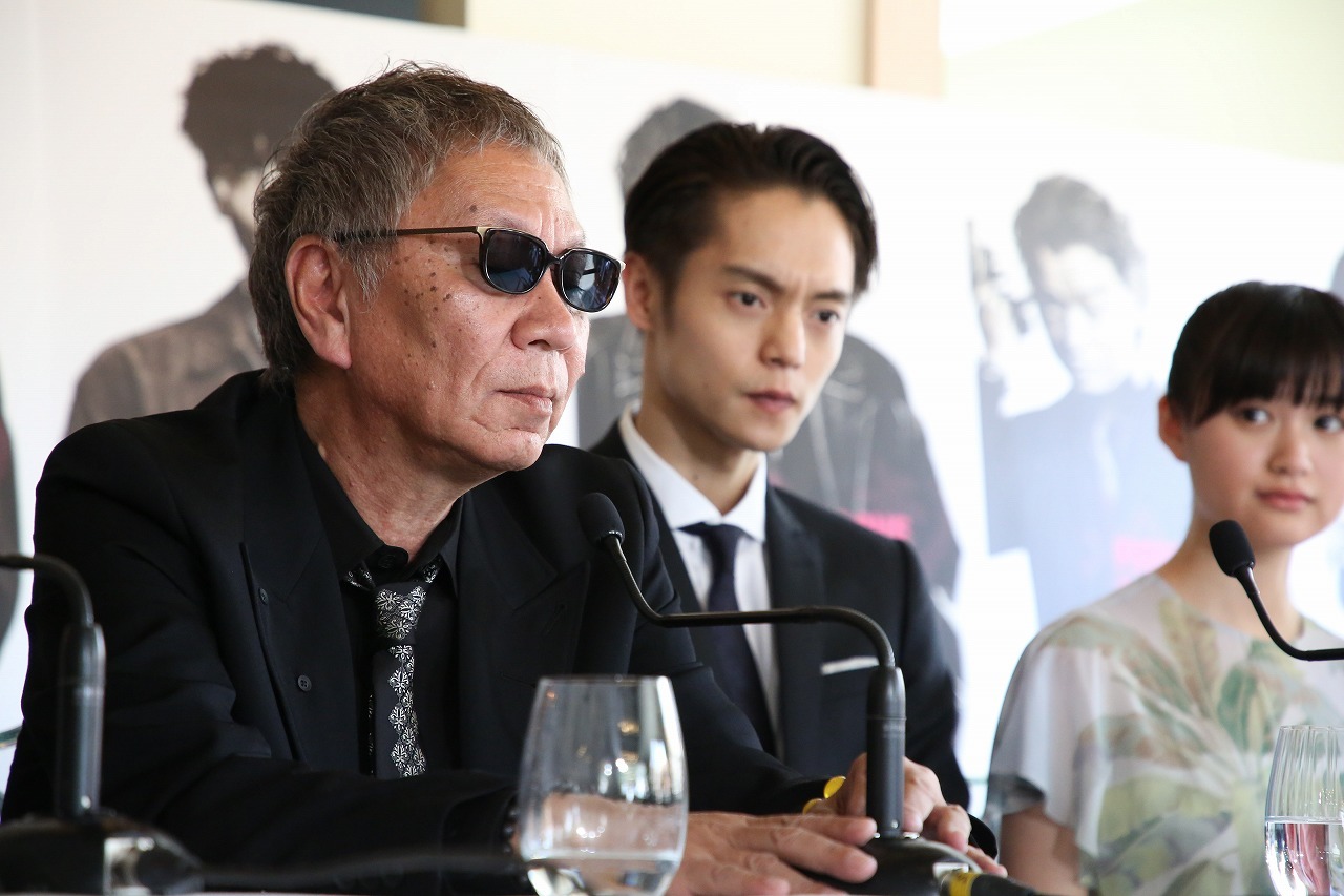 左から、三池崇史監督、窪田正孝、小西桜子 （C）Kazuko Wakayama