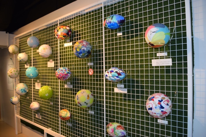 「リボーン・アートボール」 新たな生命が吹き込まれアート作品として楽しめるアートボールを多数展示