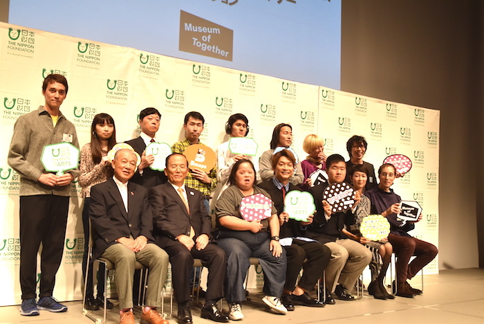 香取慎吾(前列左から4番目)ら、『ミュージアム・オブ・トゥギャザー』に出展する作家ら
