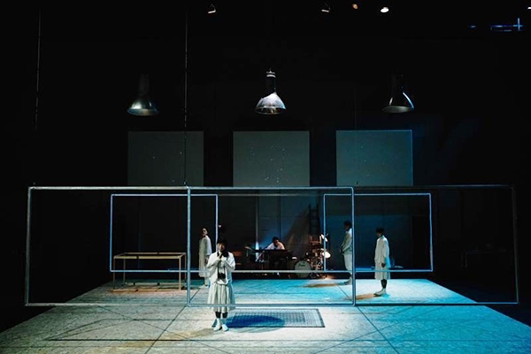 北九州・豊橋で上演する、マームとジプシー『クラゲノココロ　モモノパノラマ　ヒダリメノヒダ』（過去公演より） ©三田村亮