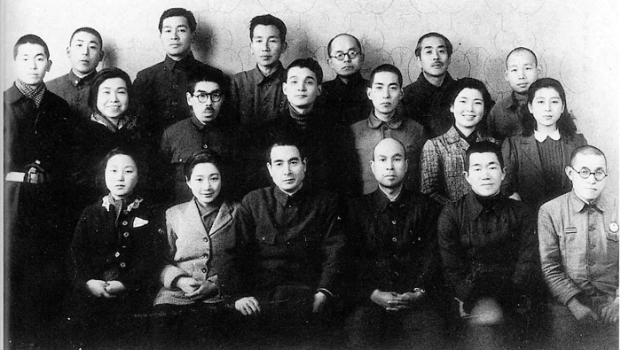 桜隊の前身、苦楽座移動隊の記念写真（1945年1月）  （写真提供＝移動演劇桜隊平和祈念会）