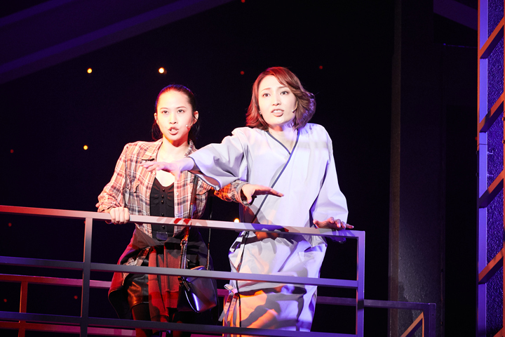（左から）屋比久知奈、望海風斗 （撮影：岩間辰徳）　