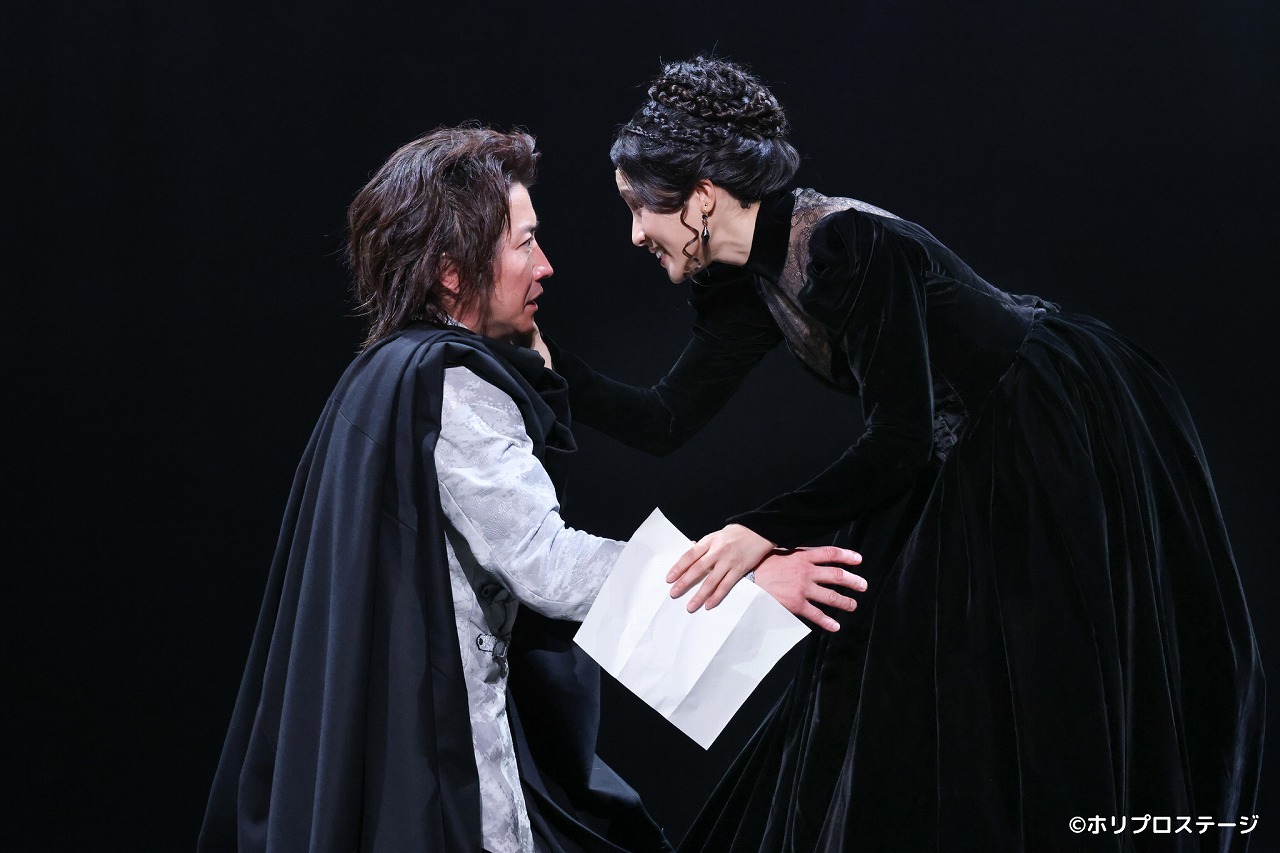 （左から）マクベス役：藤原竜也、マクベス夫人役：土屋太鳳
