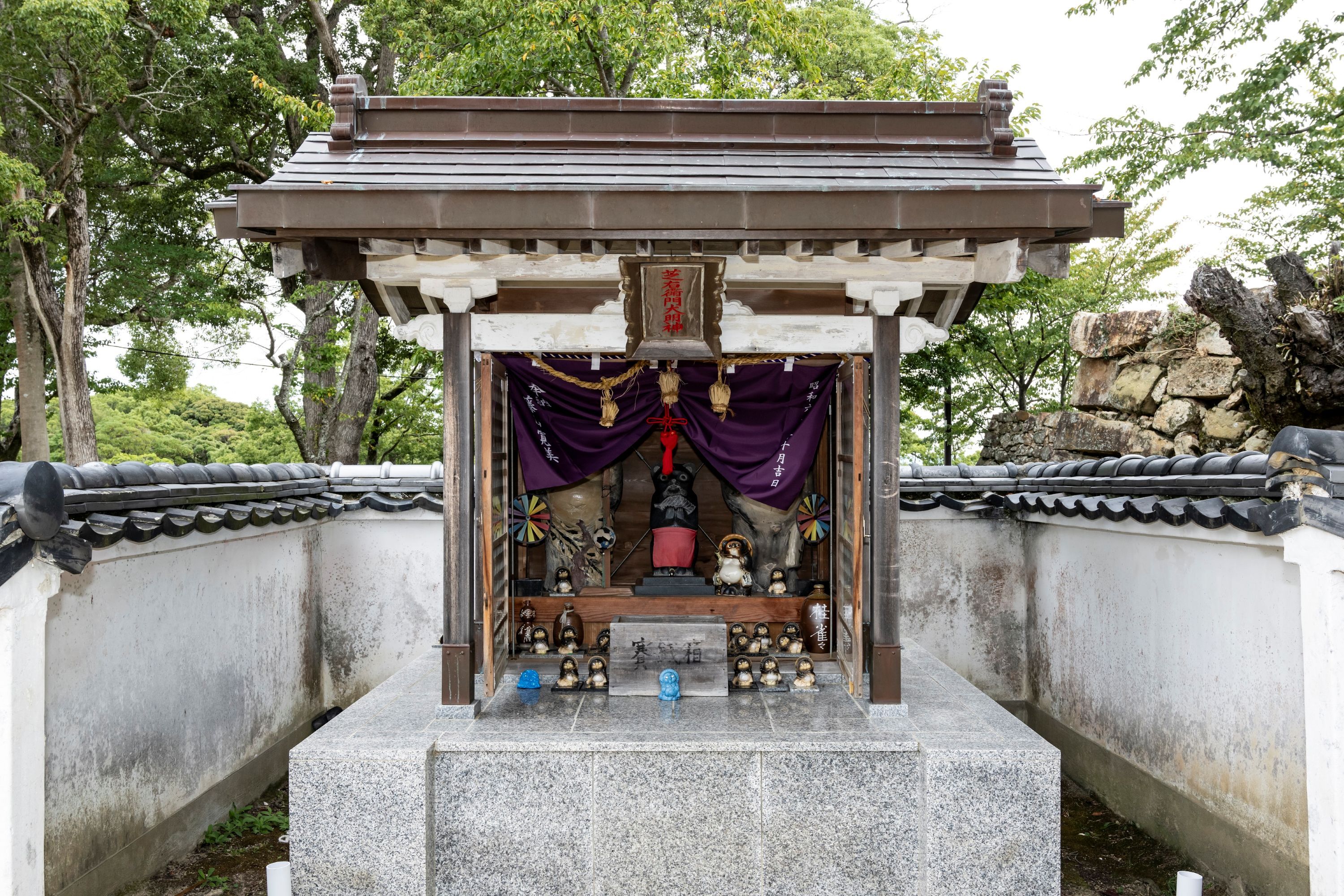 藤山寛美が寄進した柴右衛門狸の祠