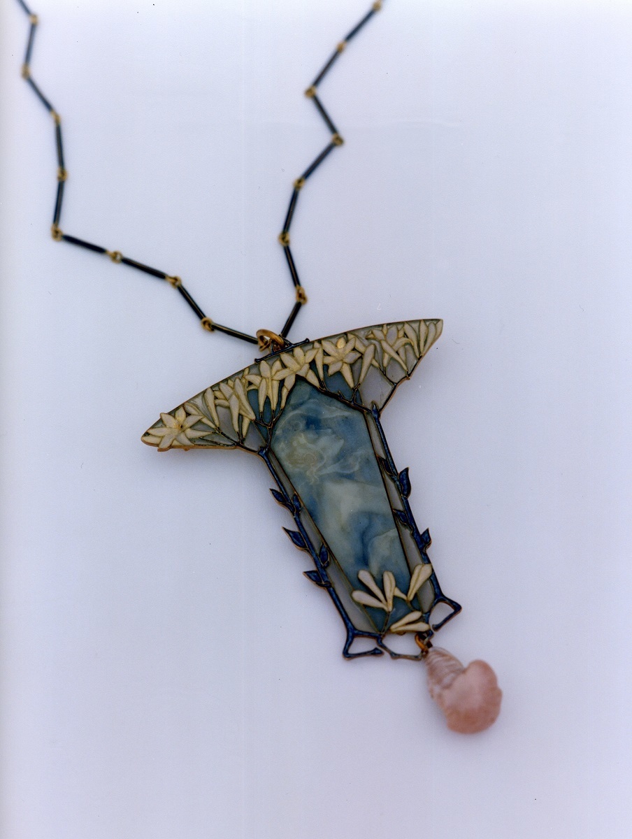 ペンダント／ブローチ《女性像とチュベローズの花》1899-1900年頃 金、エナメル、省胎七宝、象牙、バロック真珠