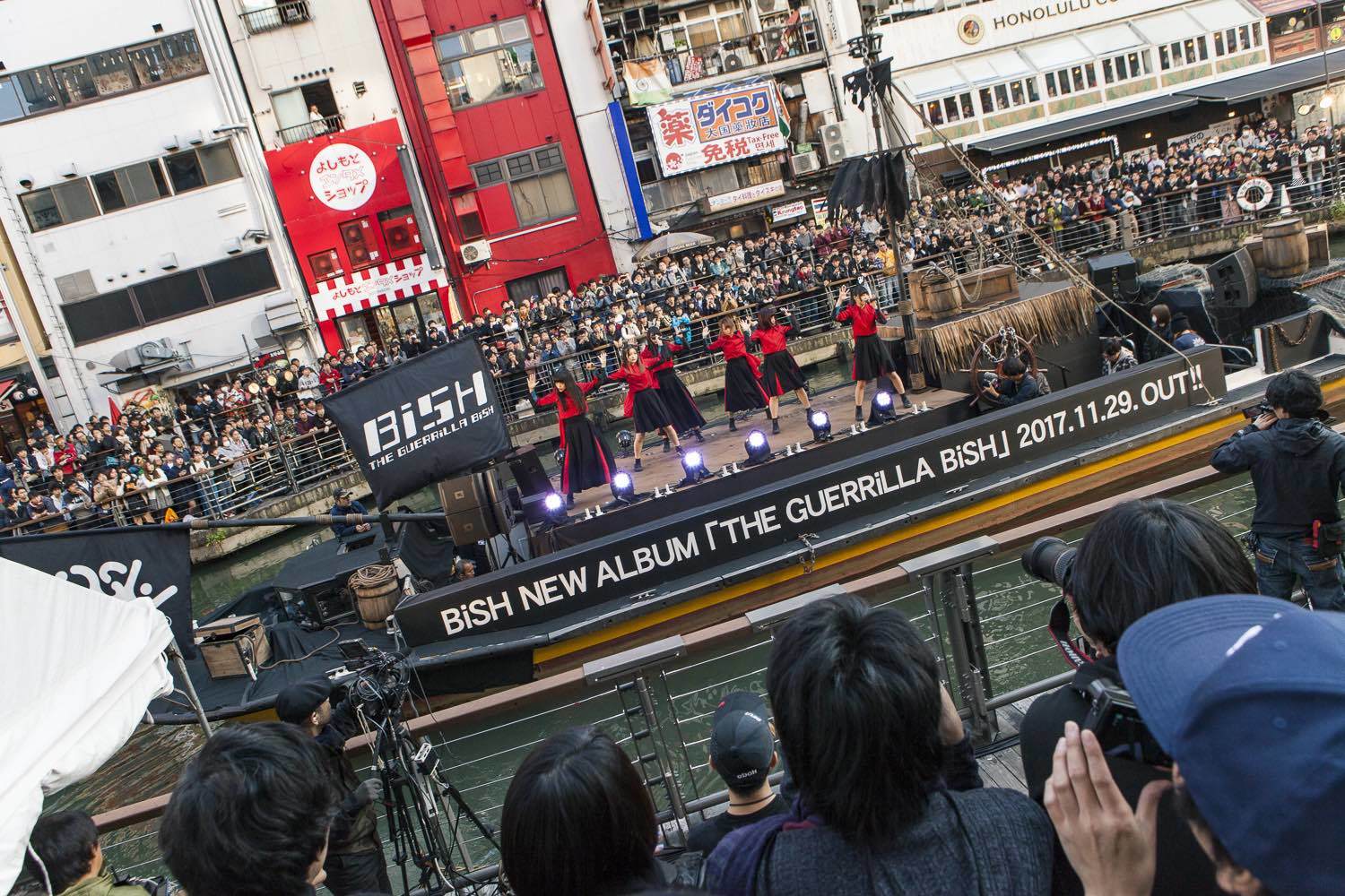 BiSH、黒い海賊船で大阪・道頓堀に襲来 ゲリラライブを敢行し「お