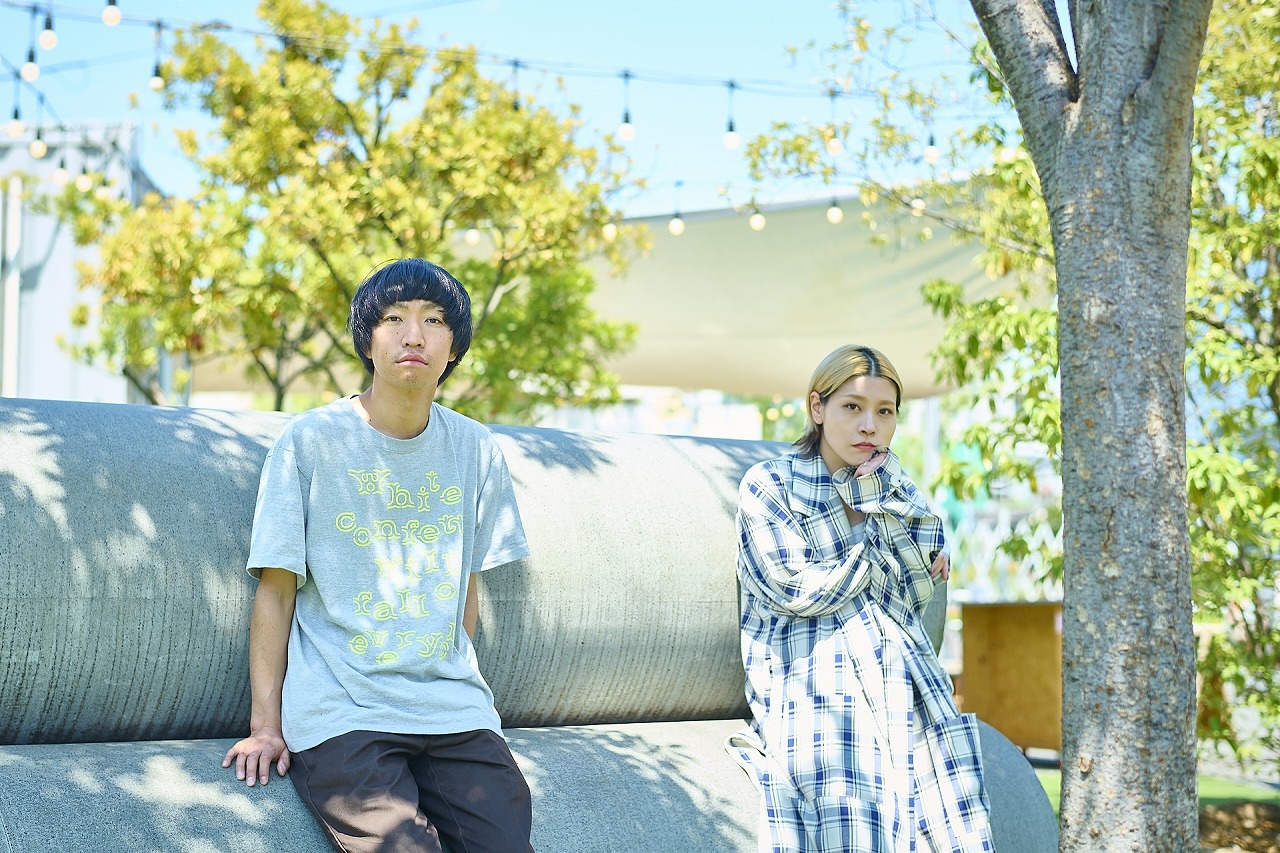 L⇒R：ワタナベシンゴ(THE BOYS＆GIRLS/歌)、塩入冬湖(FINLANDS)　撮影＝大橋祐希
