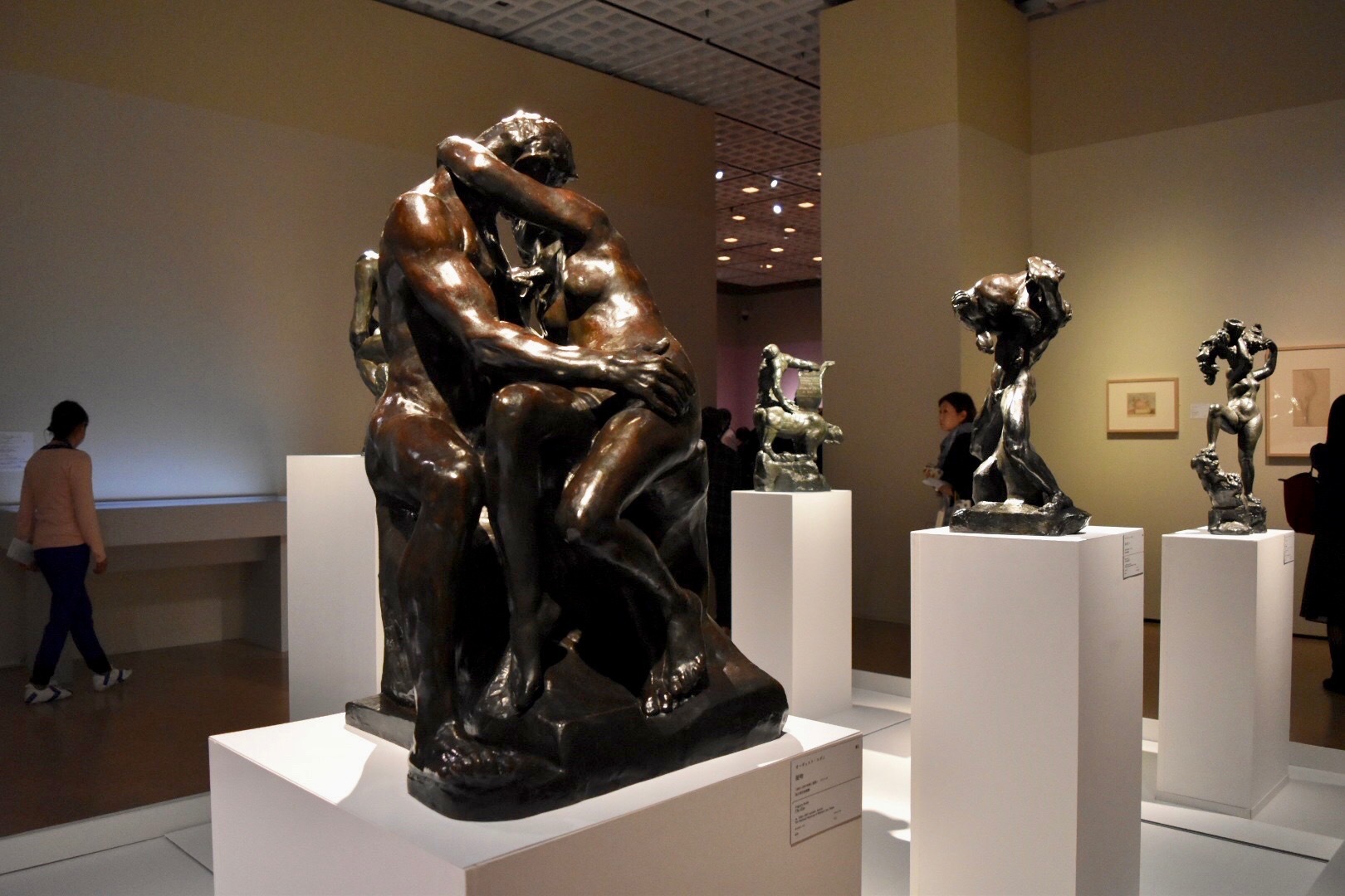 中央：オーギュスト・ロダン 《接吻》 1882-1887年頃（原型） 国立西洋美術館蔵
