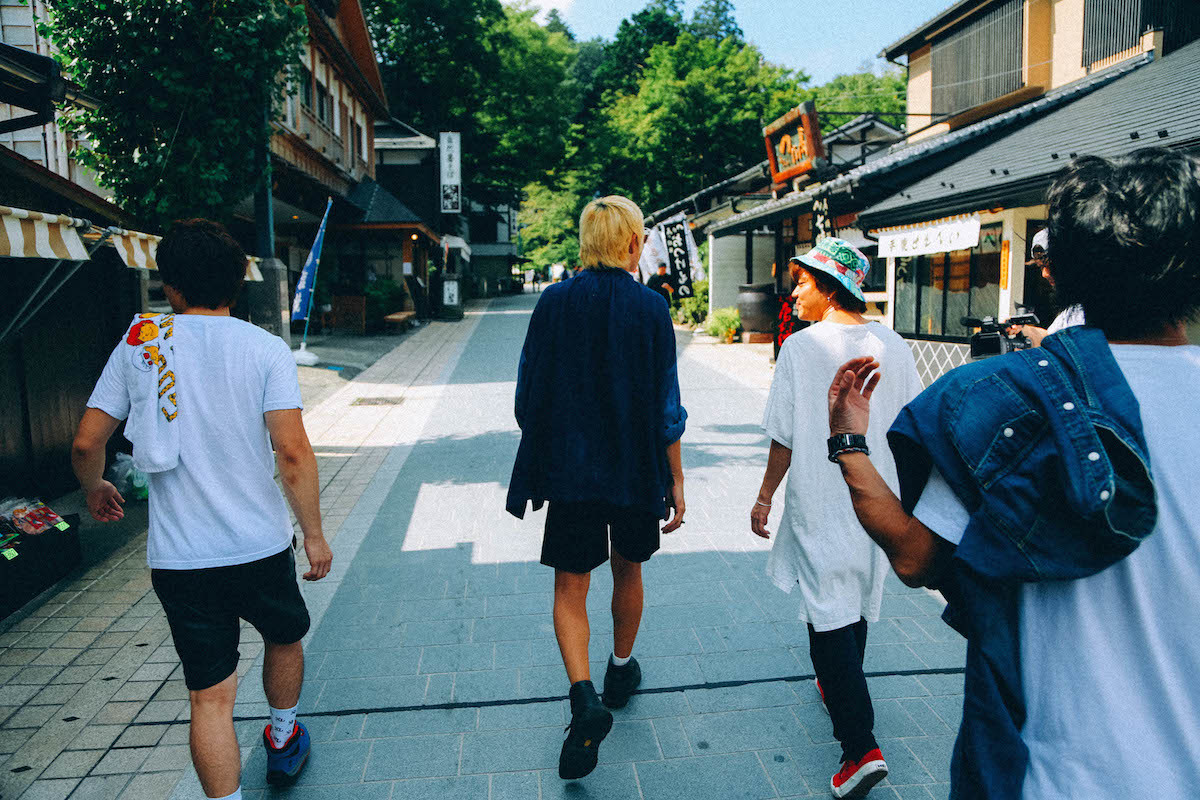 飲食店や土産物点が立ち並ぶエリアを抜けて登山道を目指す一行。なかなか風情があります