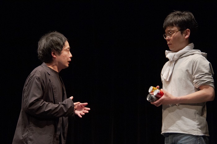 缶々の階『だから君はここにいるのか』【舞台編】  より、三田村啓示（左）と七井悠（右）。 ［撮影］青二才晃
