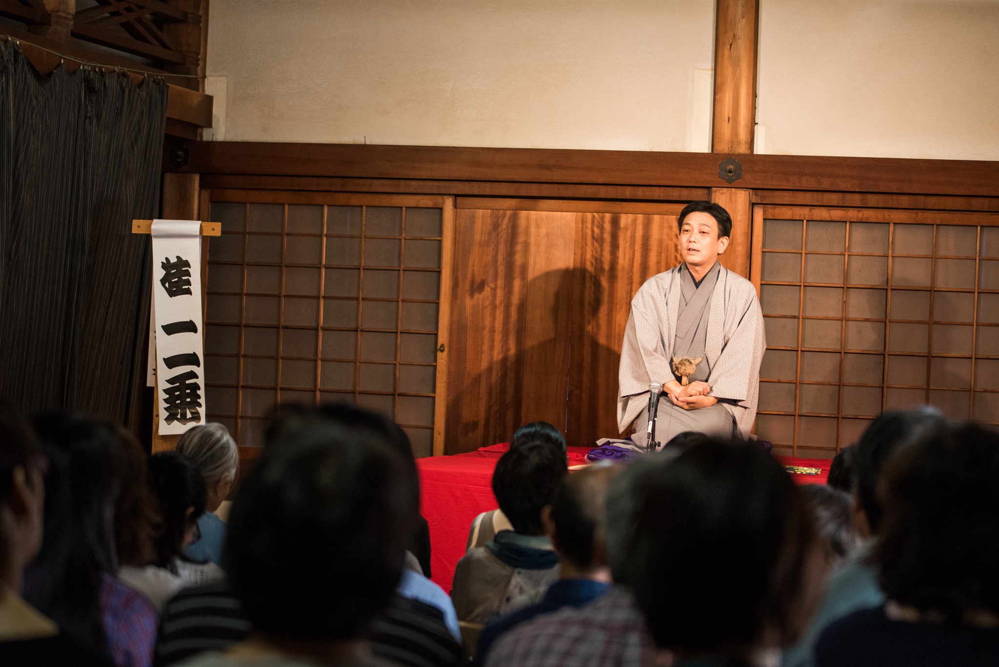 芸名の「二乗」は京都の「二条」にちなんだもの。