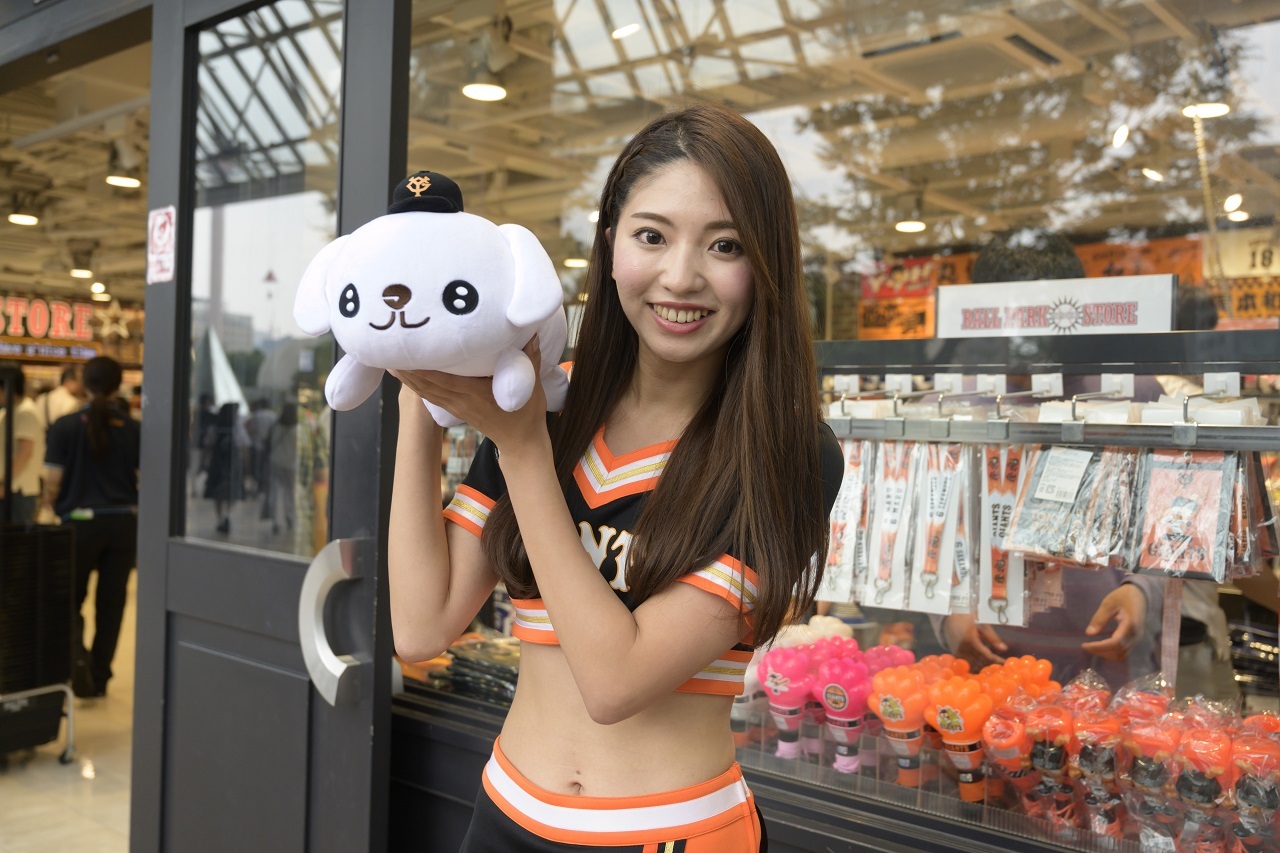 麻由奈さんオススメの「ぬいぐるみクッション 丸チーズ」（2,160円）。「ぬいぐるみクッションはいろいろな選手のものがありますが、今シーズンから加入した丸選手のものは新商品ですよ」（麻由奈さん）