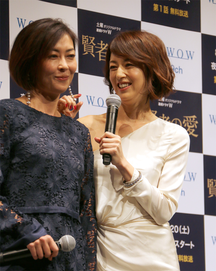 「美穂さん、そのイヤリング素敵！欲しい～」とじゃれつく高岡早紀