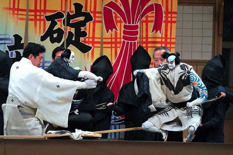 玉助さん（左）が一寸徳兵衛を遣った『夏祭浪花鑑』。右は桐竹勘十郎の団七。　  