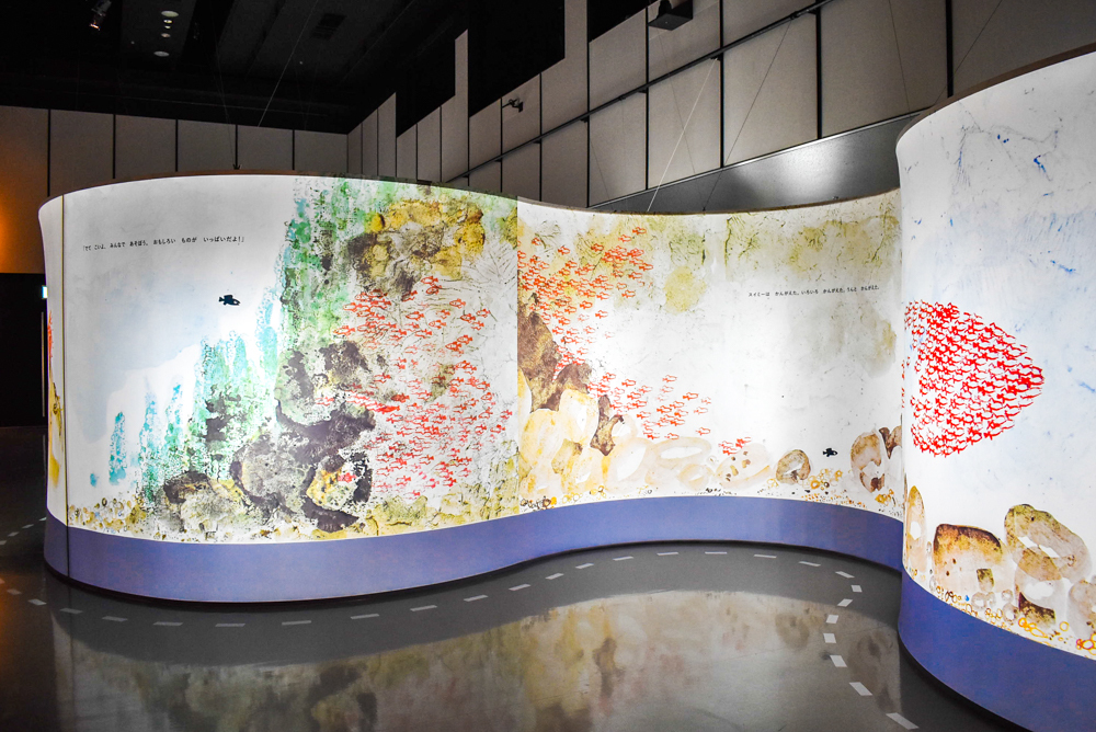 『レオ・レオーニの絵本づくり展』展示風景、ヒカリエホール、2025年
