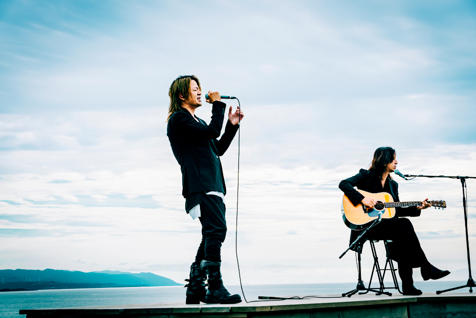 シラフラ海岸で歌う 左から、GLAYのTERU、TAKURO　 （C）UHB