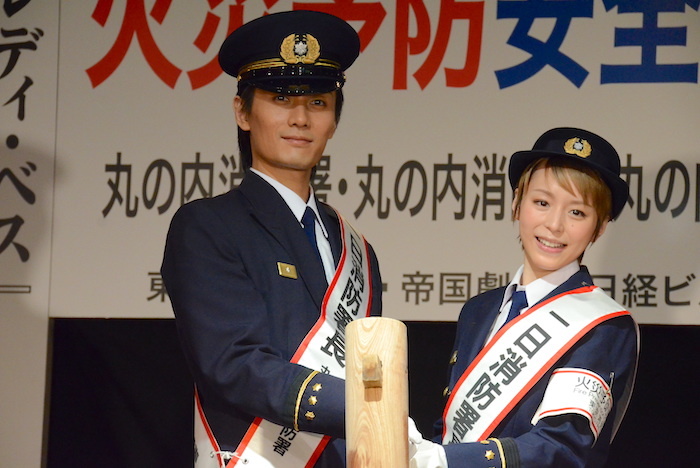 ともに杵を持つ加藤和樹と平野綾(左から)
