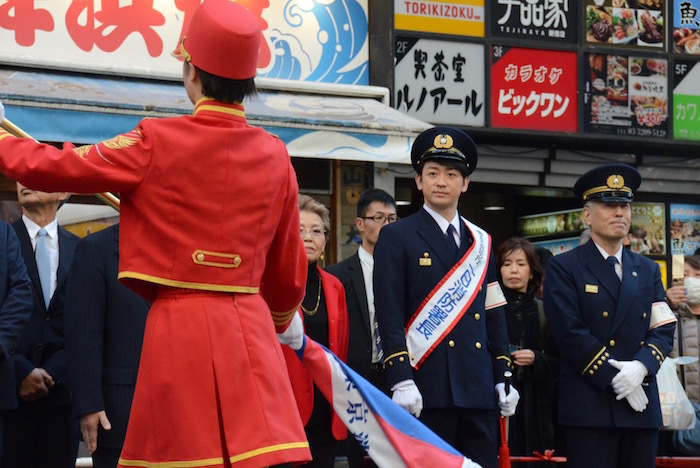 山本耕史(中央)