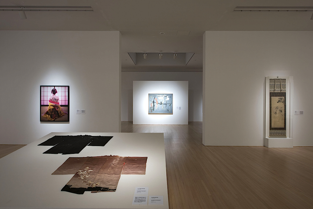 第2章〈象徴としての蜘蛛の糸〉が展観されている【展示室3】の展示風景。　写真：福永一夫