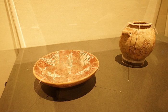 左：《ワニの描かれた埦》（紀元前3750年〜3650年頃）、右：《船の描かれた壺》（紀元前3500年〜3300年頃）