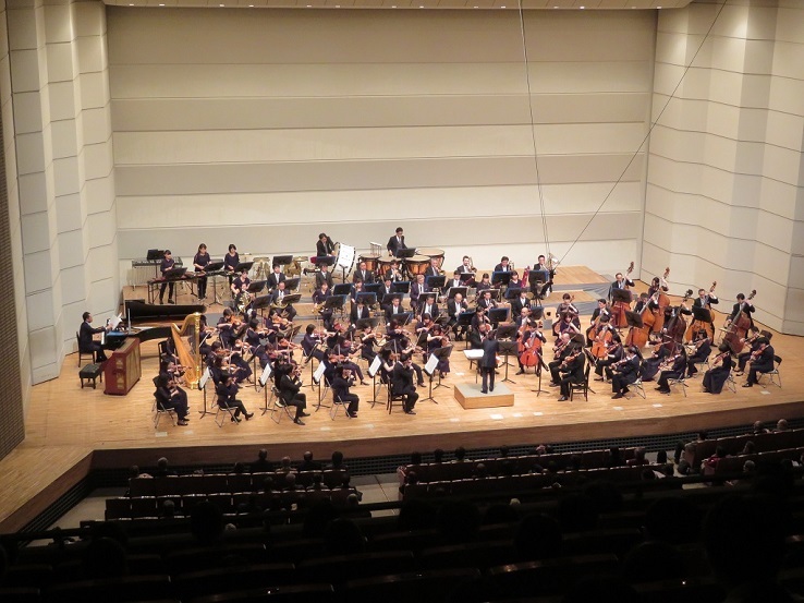 八尾プリズムホールで演奏する大阪フィルハーモニー交響楽団