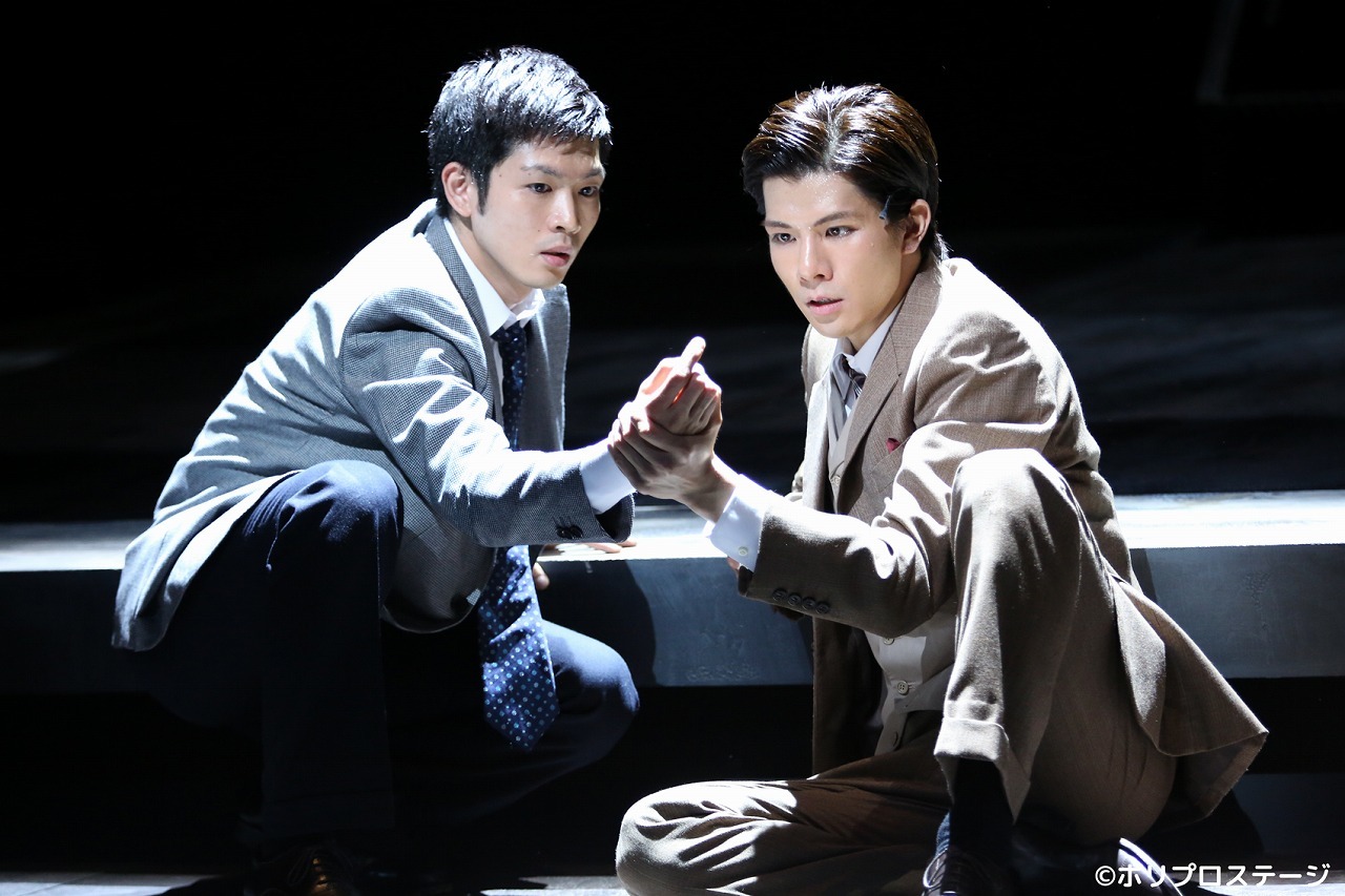 （左から）松下洸平、柿澤勇人　　2012年舞台写真より  　　　撮影：田中亜紀