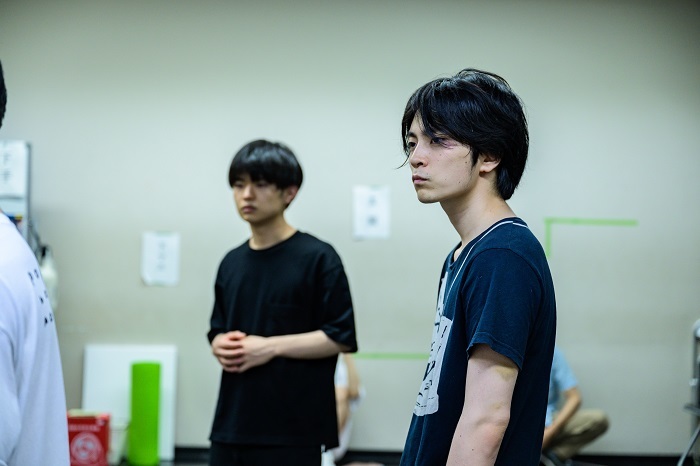 朝利悠人役：芳村宗治郎 (C)塚田史香