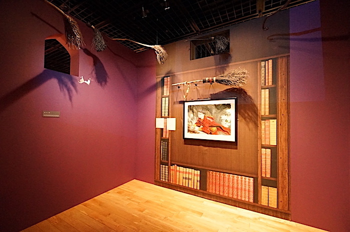 中央：ジム・ケイ《クィディッチをするハリー・ポッターとドラコ・マルフォイの習作》ブルームズベリー社蔵　上：『オルガ・ハントの箒』魔術・魔法博物館蔵