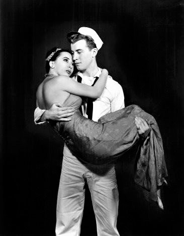 『オン・ザ・タウン』1944年初演の舞台より、ソノ・オーサトとゲイビー役のジョン・バトルズ