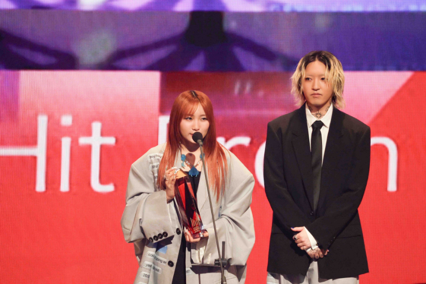 『MUSIC AWARDS JAPAN 2025』授賞式　Top Global Hit From Japan　YOASOBI「アイドル」　