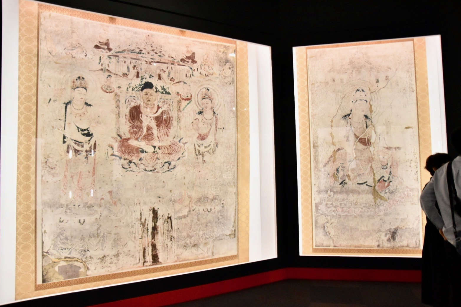 左：法隆寺金堂壁画（模本）第6号壁　阿弥陀浄土図　入江波光、入江酉一郎、吉田友一、川面稜一、林司馬、多田敬一模〔入江班〕　昭和15～26年（1940-51） 法隆寺蔵、