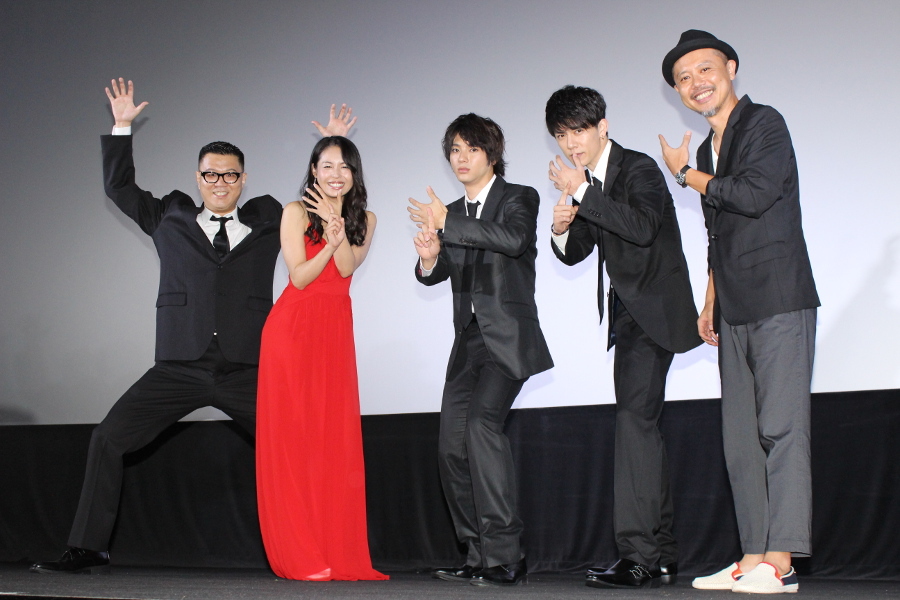 映画『闇金ドッグス6』  左から、長谷川忍、西原亜希、山田裕貴、青木玄徳、元木隆史監督