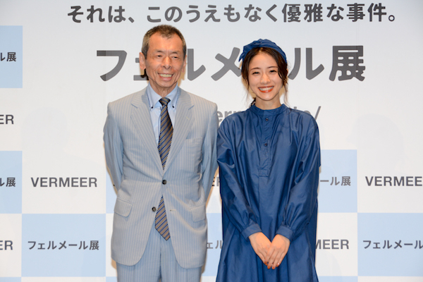 展覧会ナビゲーターを務める女優の石原さとみと日本側の監修者である千足伸行（成城大学名誉教授・広島県立美術館長）