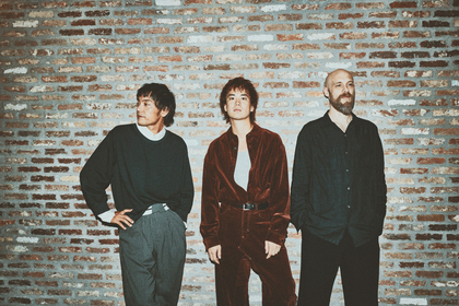 新たなステージへと向かうNewspeak、ニューEP「Glass Door」に込めた想いとは