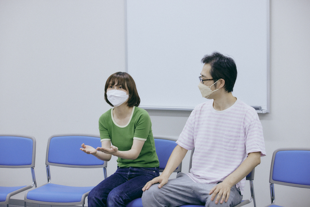 シーン毎に笑いにおける絶妙な間合いと度合いを追求する俳優たち