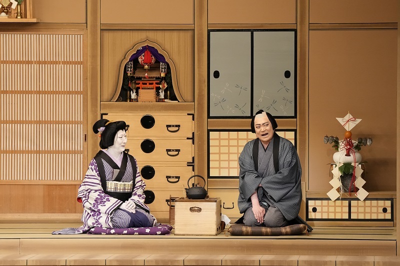 夜の部『芝浜革財布』（左より）政五郎女房おたつ=中村萬壽、魚屋政五郎=尾上松緑