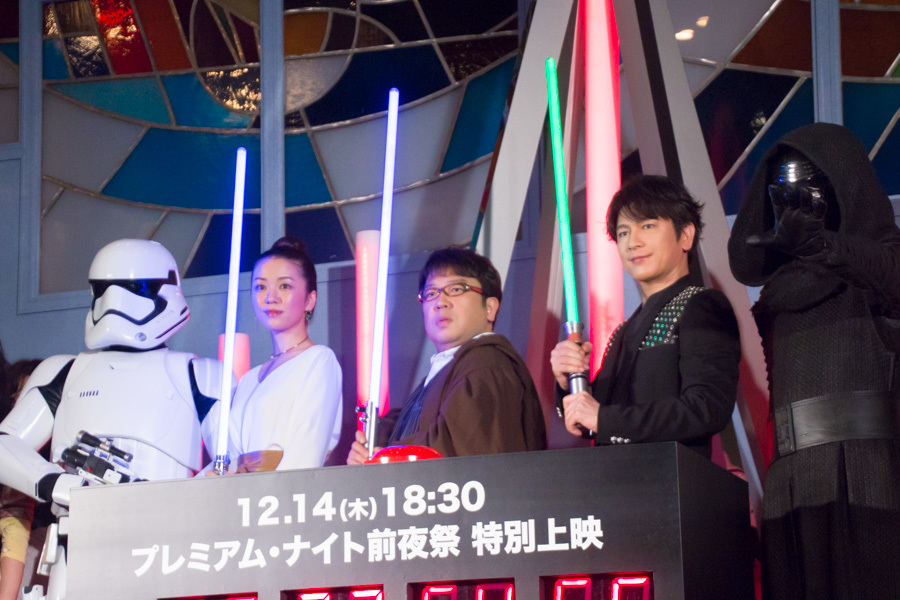 及川光博が就寝時の秘密を明かす？カイロ・レンの衣装に興味津々な一幕も『スター・ウォーズ／最後のジェダイ』カウントダウン点灯式 | SPICE -  エンタメ特化型情報メディア スパイス