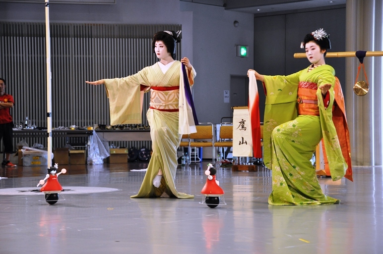 佳つ菊（祇園甲部芸妓）＆豆千佳（祇園甲部舞妓）と村田製作所チアリーディング部の球乗り型ロボット。「意外と親和性が高いのに驚いた」とは、村田製作所チームの吉川浩一。