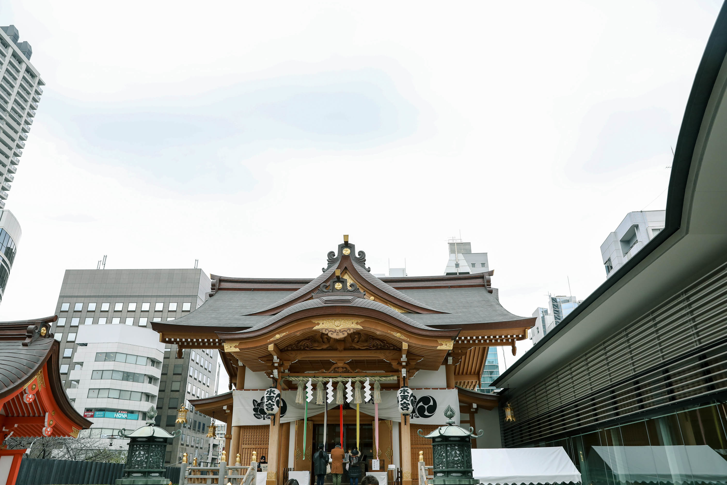 ビルのテラス的な場所に立派な神社が