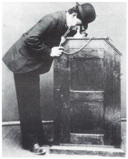 キネトスコープを鑑賞する人 The Edison cylinder phonographs 1877-1929, George L. Frow and Albert F. Sefl, 1978, Kent, Great Britain