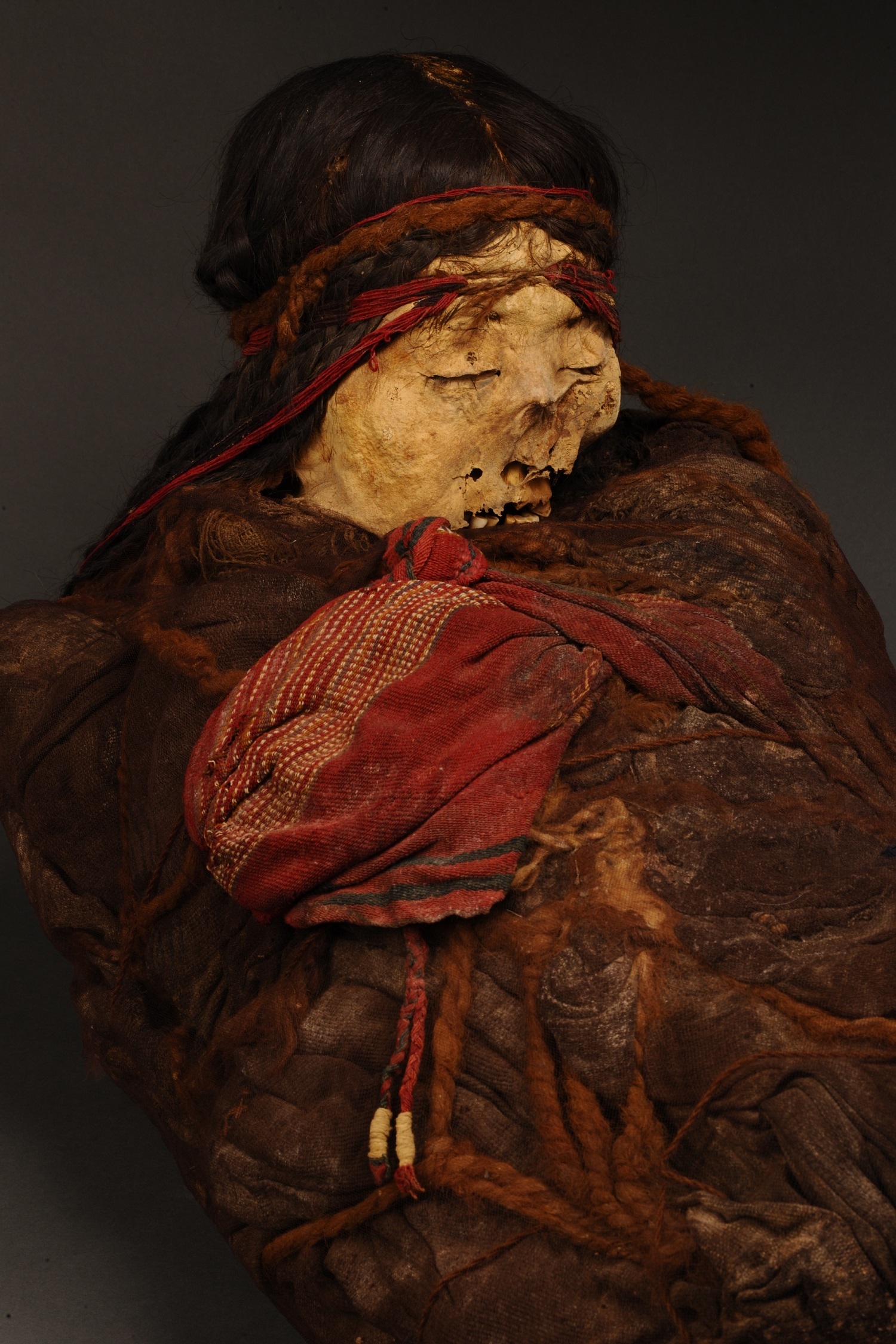 《チリバヤ文化のミイラとその副葬品（女性幼児)》 チリバヤ文化(紀元900年頃から1440年頃) ペルー文化省・ミイラ研究所・チリバヤ博物館所蔵