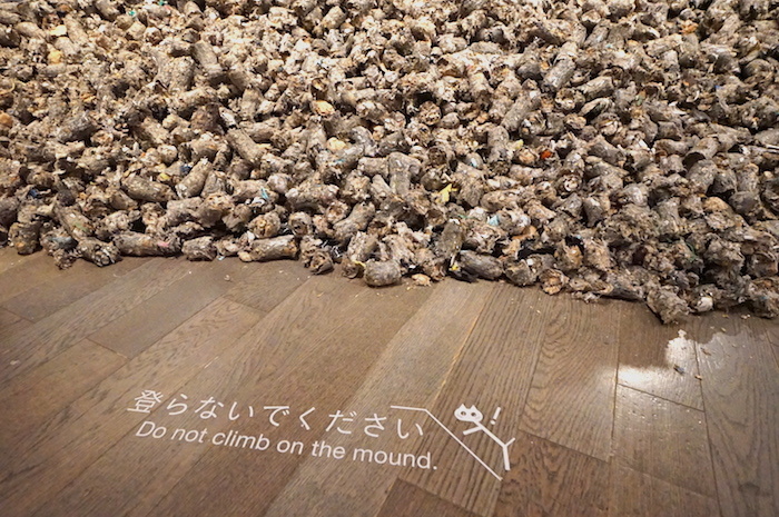 展示台代わりに積まれているのは、RPFという木材やプラスチックなどの廃棄物を資源とした固形燃料だそう。ここにもネコが……！