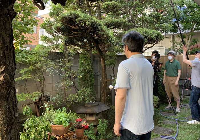 映画『夜明けの夫婦』撮影風景／右の眼鏡マスク男性が山内ケンジ監督