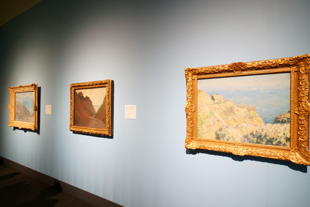 手前（右）：《ヴァランジュヴィルの漁師小屋》1882年、ボイマンス・ファン・ベーニンゲン美術館　中央：《ヴァランジュヴィルの崖のくぼみの道》1882年、ニュー・アート・ギャラリー・ウォルソール　 奥：《ヴァランジュヴィル付近の崖の小屋》1894-98年、ニュ・カールスベア美術館